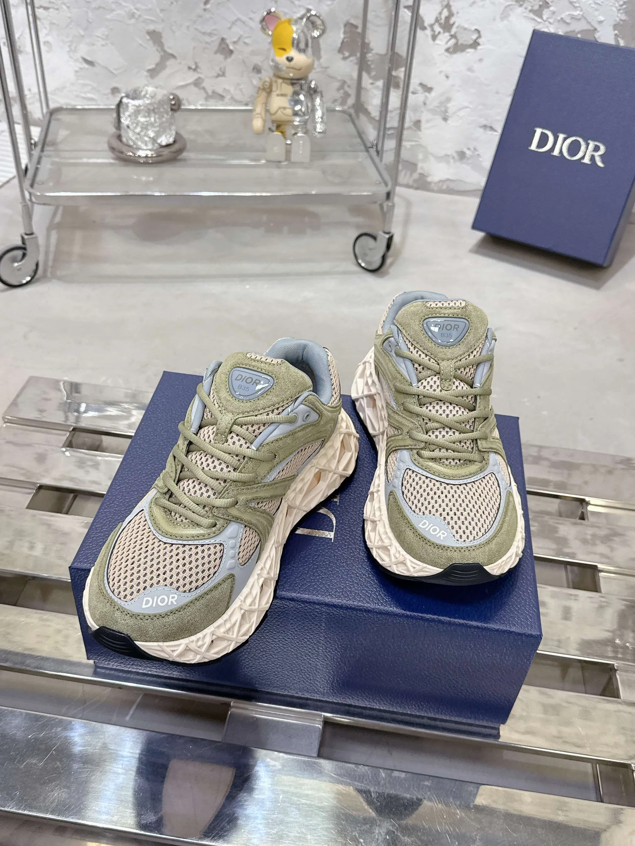 Factory price 780💰 Top version! ! ! Dior (B35) DIOR spring and summer men's wear show, the show was held at the Valle de Grasse School in Paris. Kim Jones drew inspiration from the works of South African artist Hylton Nel. The details of the shoes, clog soles and tribal elements, cleverly blended luxury craftsmanship and practicality, with fresh childishness and bright temperament, creating a new season hot spot. Dior KAWA Dior co-branded casual sports shoes reinterpret running shoes with Dior's high-end style. B35 is made of fine-textured leather and mesh fabric materials. It can be worn in all seasons, is comfortable and breathable, and has multiple lines on the shoe body to outline details. It has a full retro three-dimensional feel and can create a casual look all year round! Fabric: Cowhide/customized cloth material Lining: Imported breathable mesh Outsole: Original molded outsole Size: 39-46 (customized at 45.46)